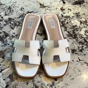 Steven New York. White Leather sandals. Size 8.5. Pre-Owned condition-Very Good